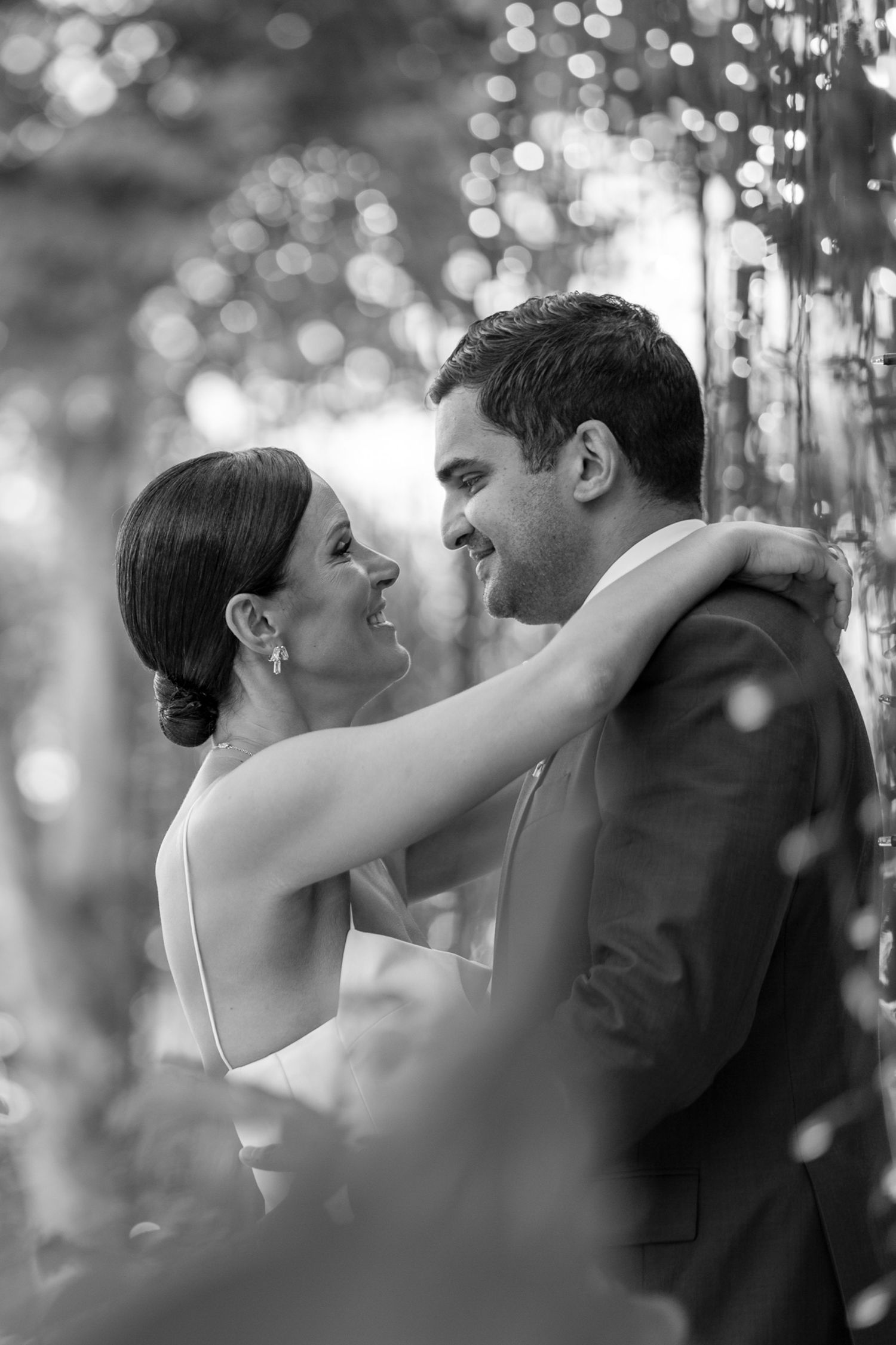 Beijo dos noivos durante casamento no Solar da Levada, momento íntimo e romântico em ambiente natural.