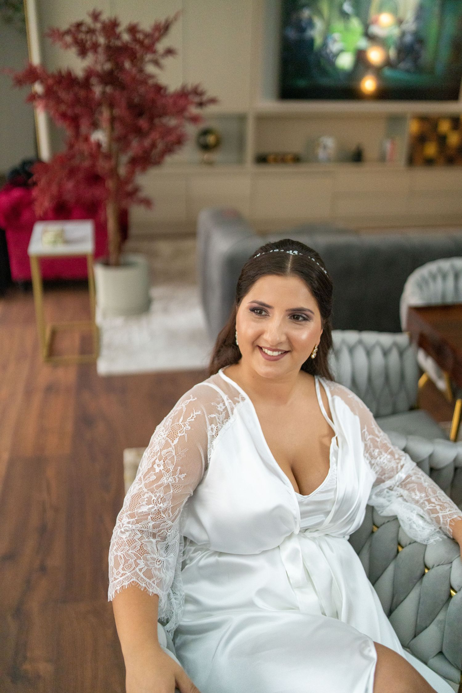 Retrato da noiva durante preparação do casamento, momento tranquilo e elegante antes da cerimónia.