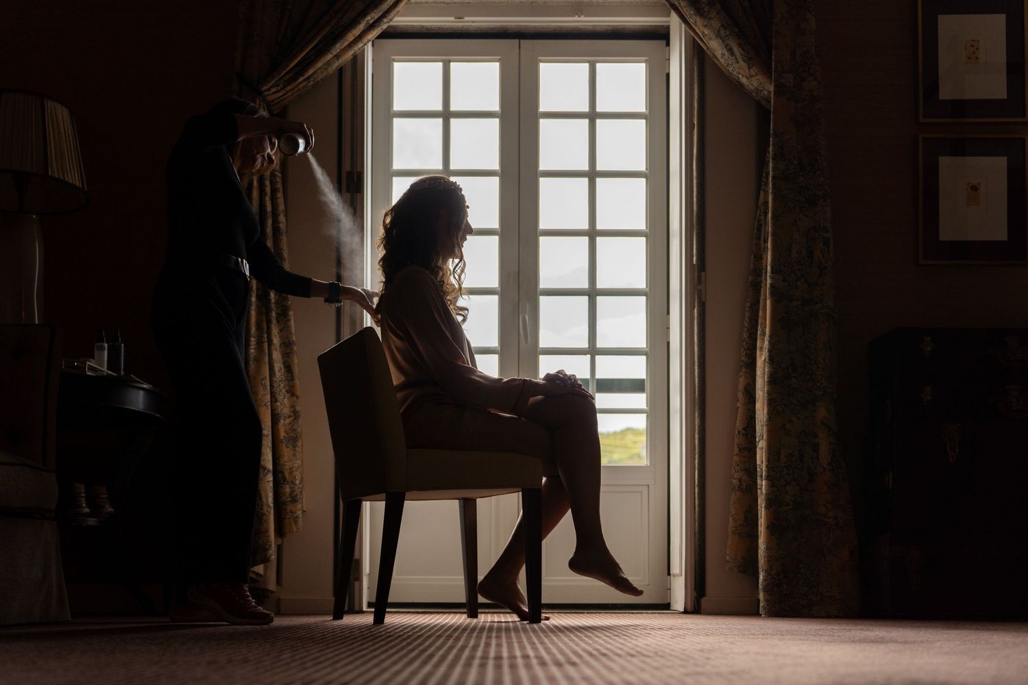 Noiva durante preparação no hotel da Quinta da Pacheca, no Douro, momento intimista com luz natural.