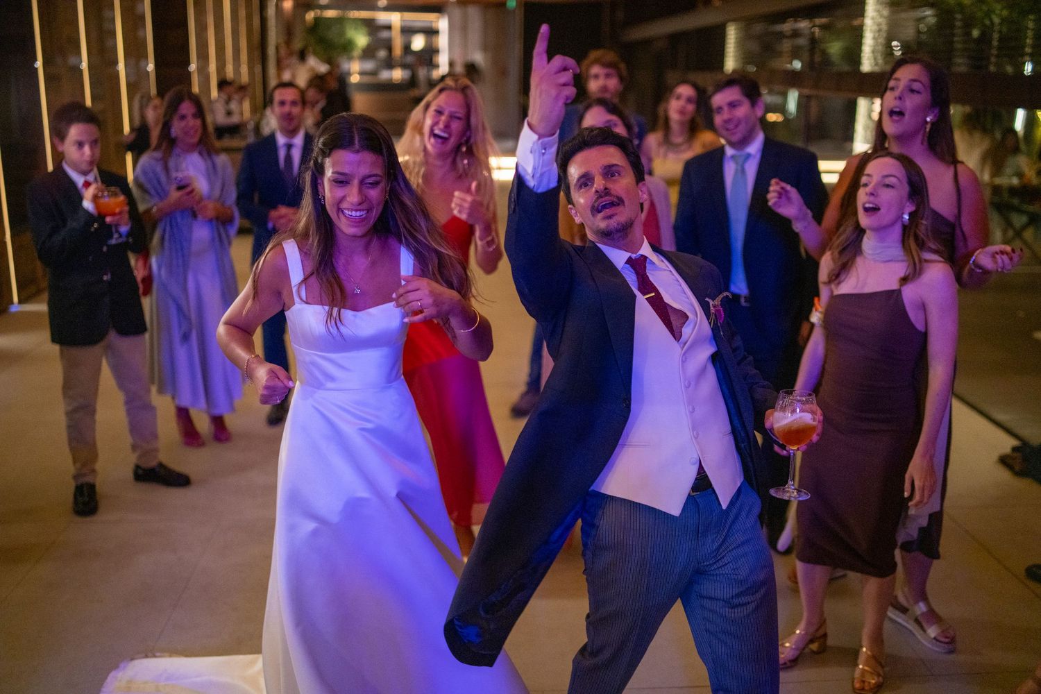 Entrada animada dos noivos na pista de dança, na Quinta Alferes de Castro, e celebração com convidados durante festa de casamento.
