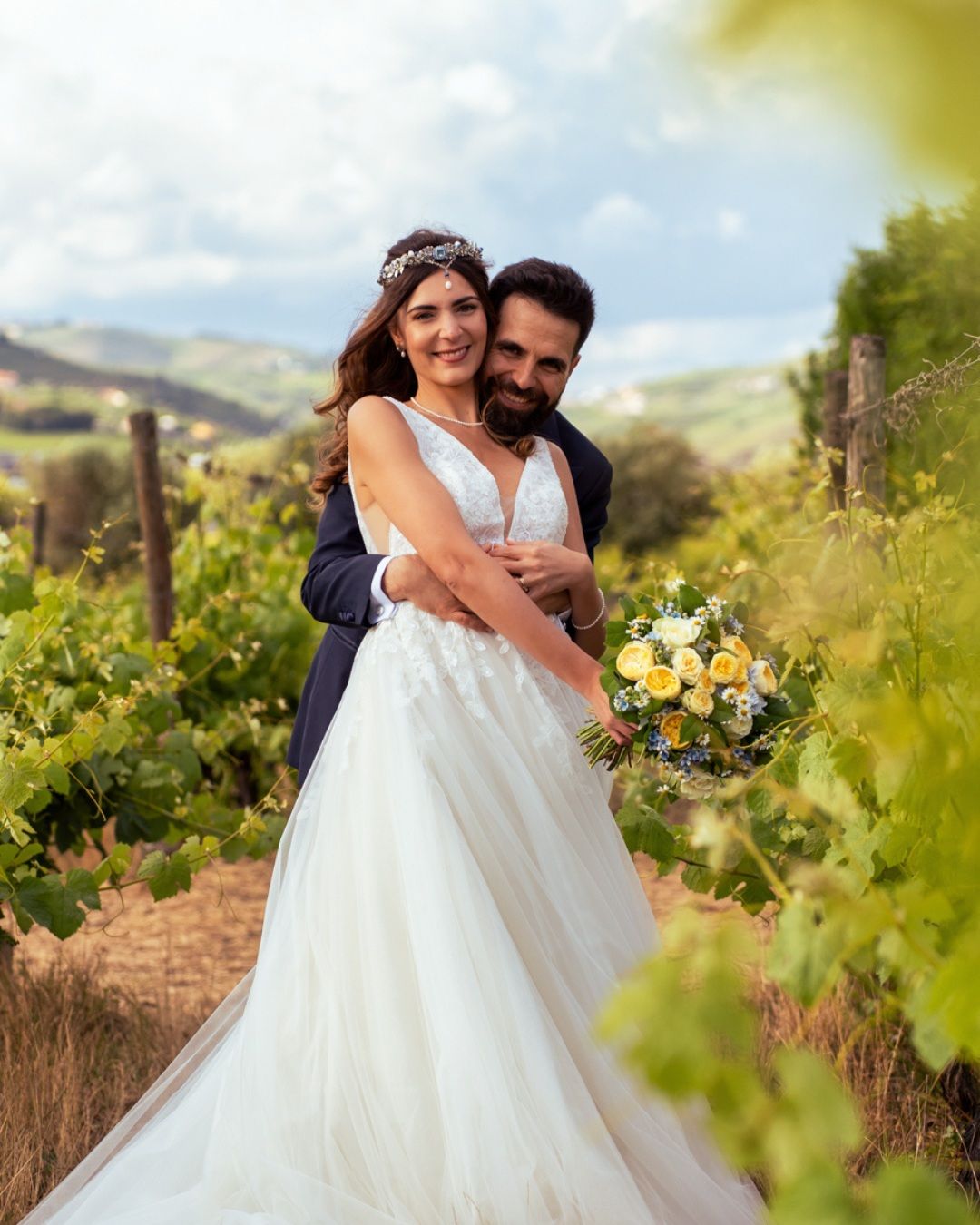 Noivos em cenário natural durante casamento em Portugal, momento romântico entre vinhas
