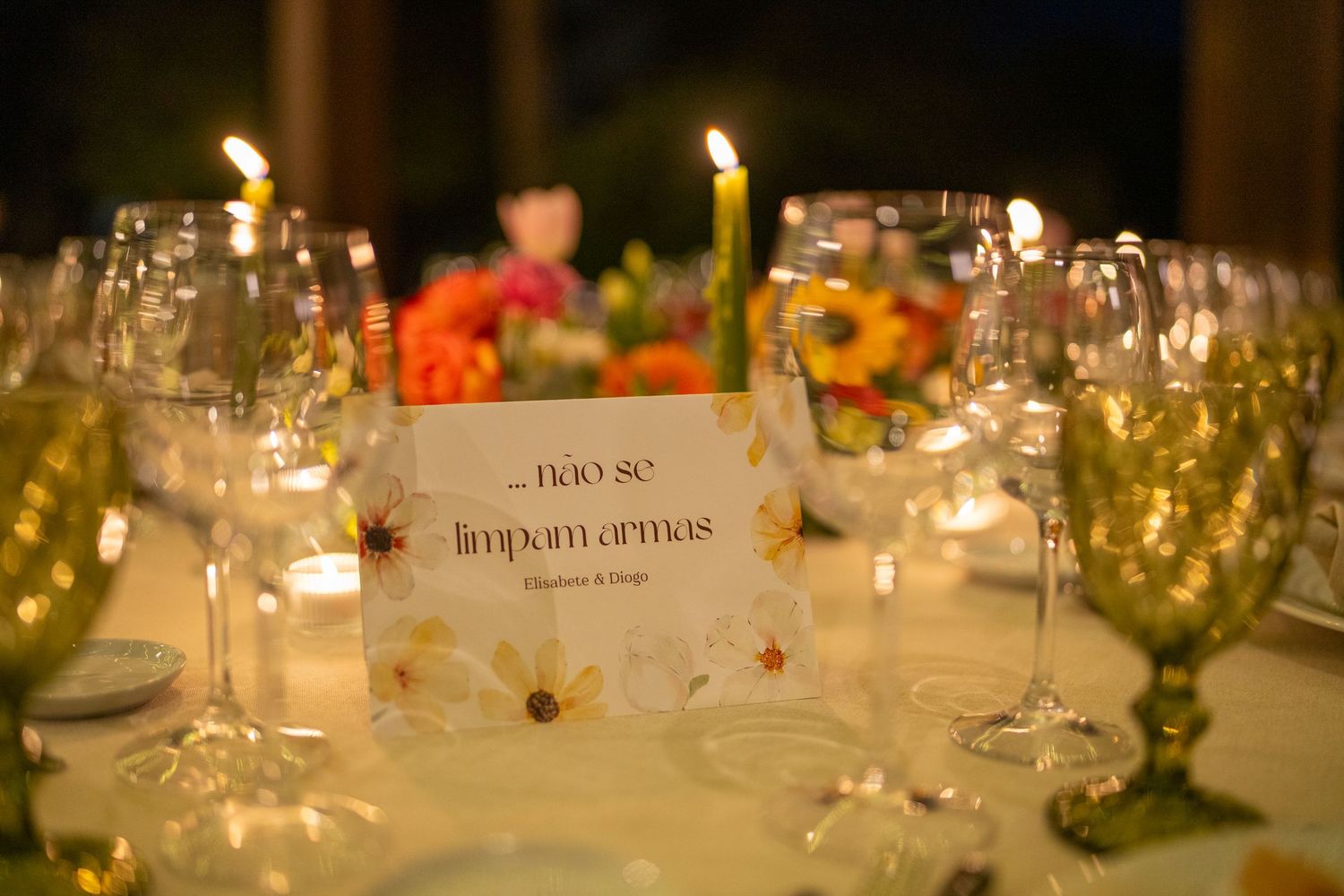 Mesa decorada para jantar de casamento na Quinta Alferes de Castro, detalhes elegantes com iluminação ambiente.