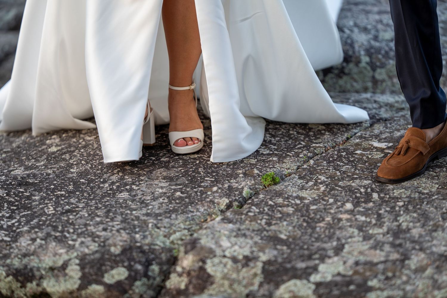 Detalhe do vestido da noiva durante casamento na Quinta da Lage, em Santo Tirso, elegância nos pequenos pormenores.