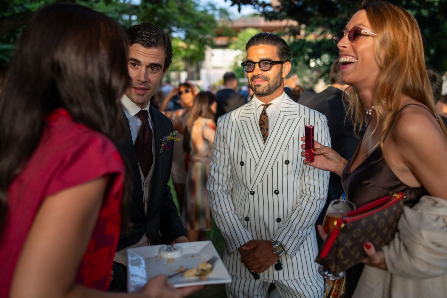 Convidados a conversar durante cocktail de casamento na Quinta Alferes de Castro, ambiente elegante e descontraído.