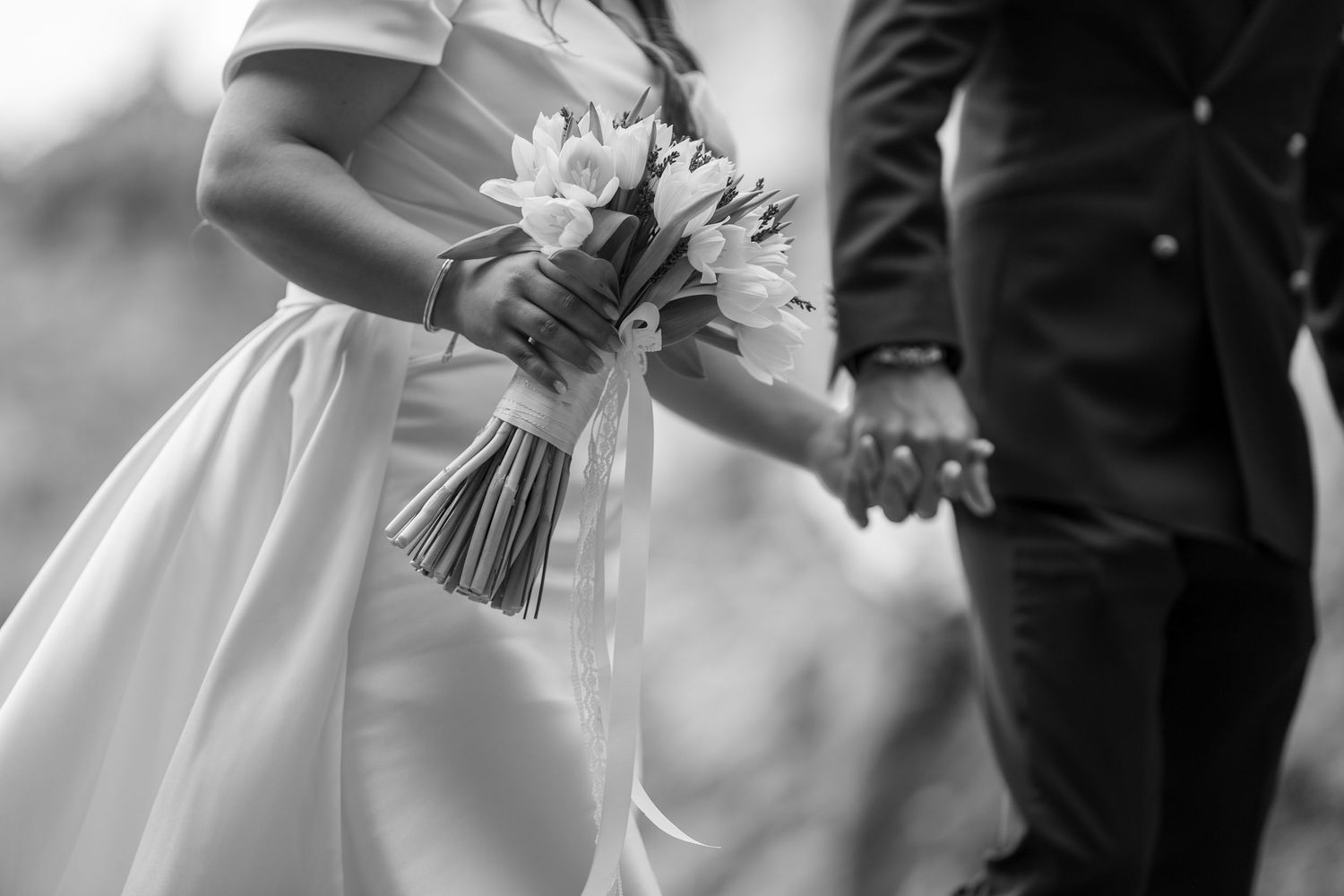 Detalhe do bouquet da noiva durante casamento na Quinta da Lage, em Santo Tirso, retrato elegante a preto e branco