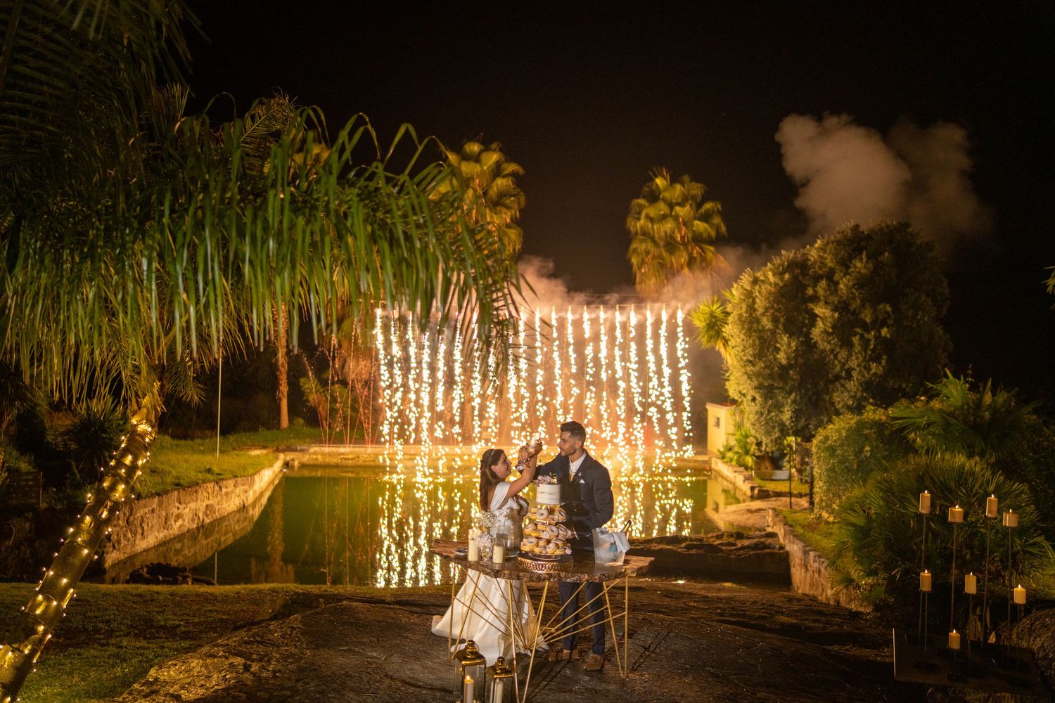 Noivos durante momento noturno na Quinta da Lage, em Santo Tirso, cenário iluminado com ambiente elegante.