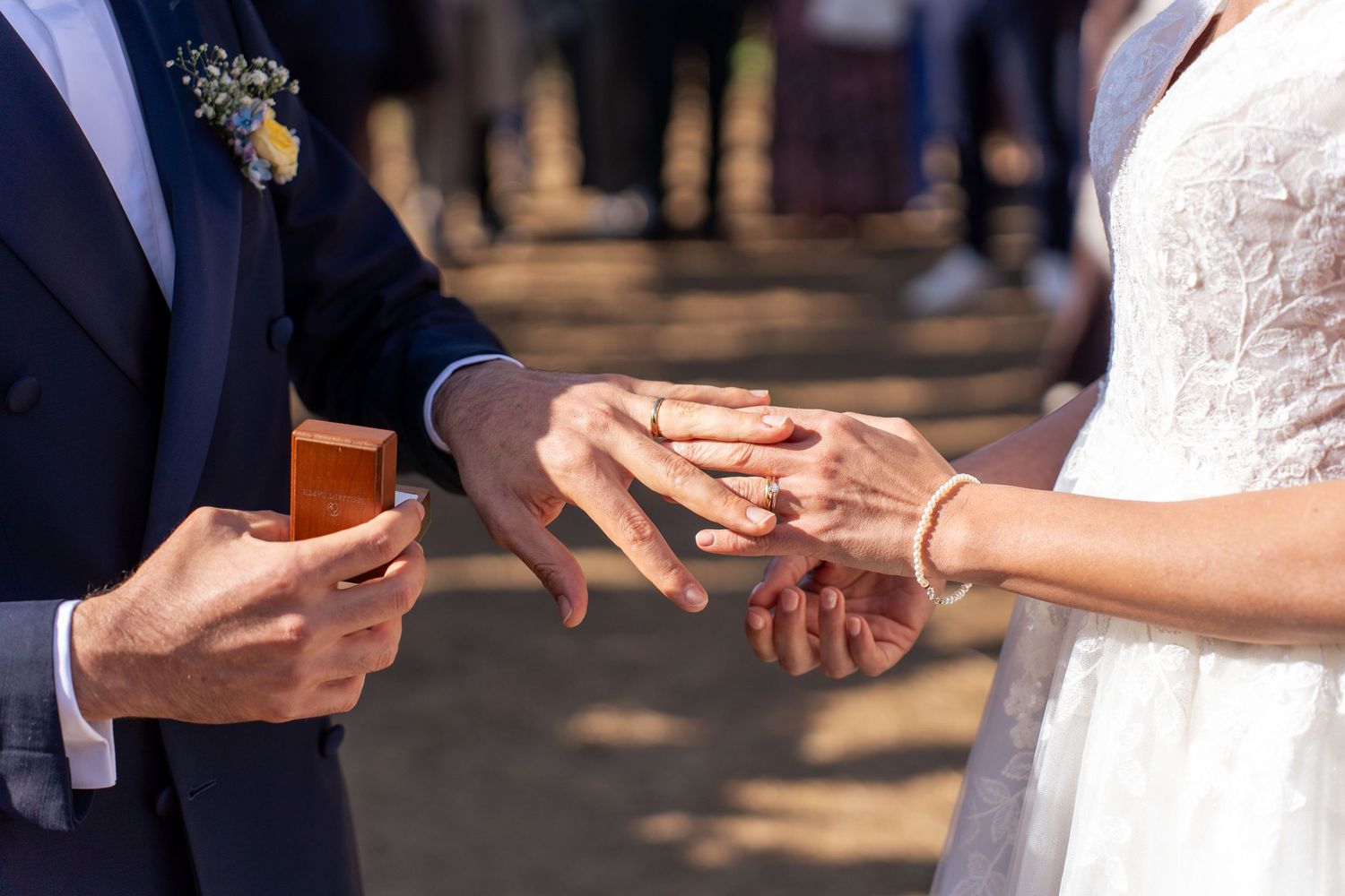 Troca de alianças durante casamento na Quinta da Pacheca, no Douro, detalhe simbólico da cerimónia