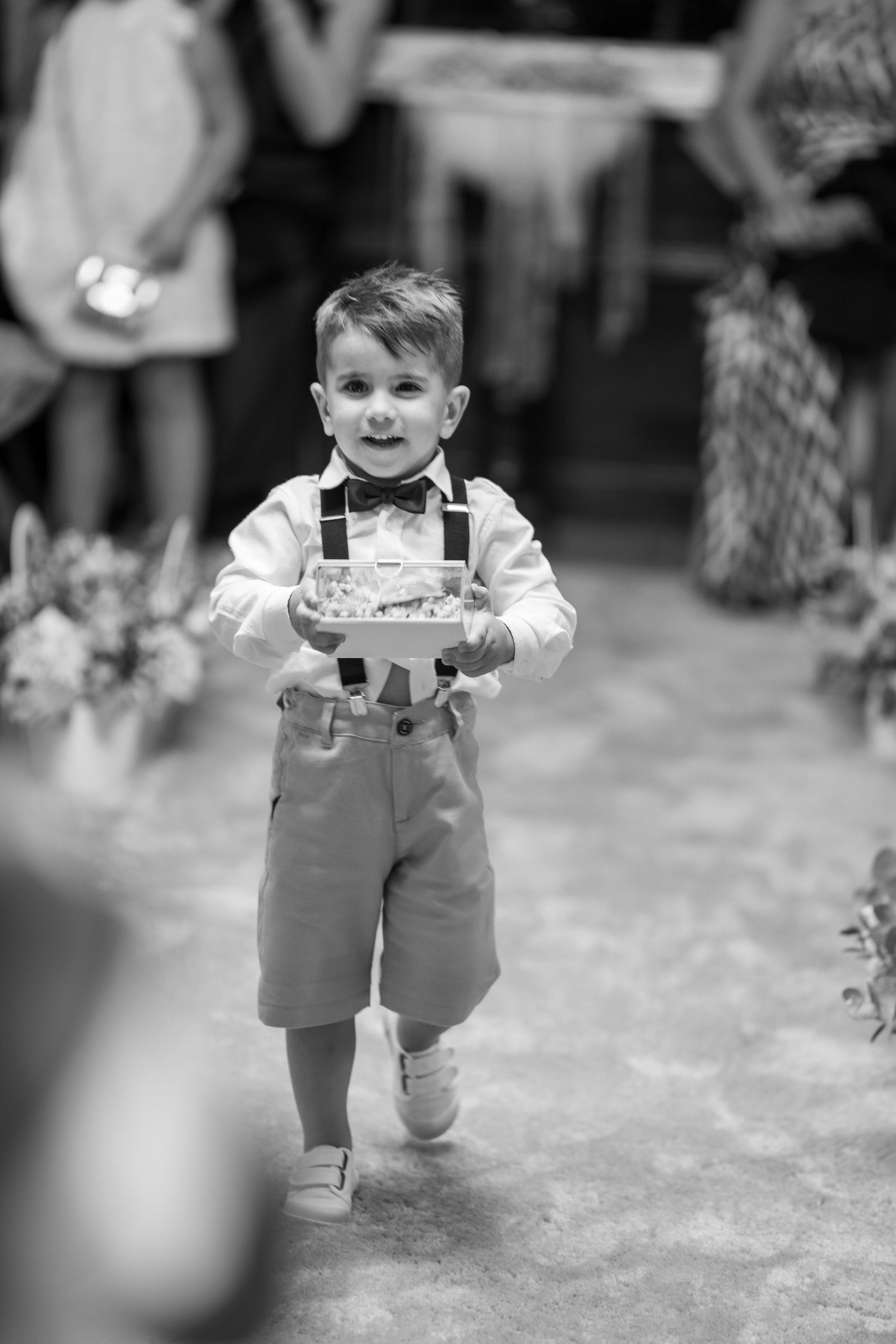 Criança durante casamento civil,  na Quinta da Lage, em Santo Tirso, retrato espontâneo a preto e branco.