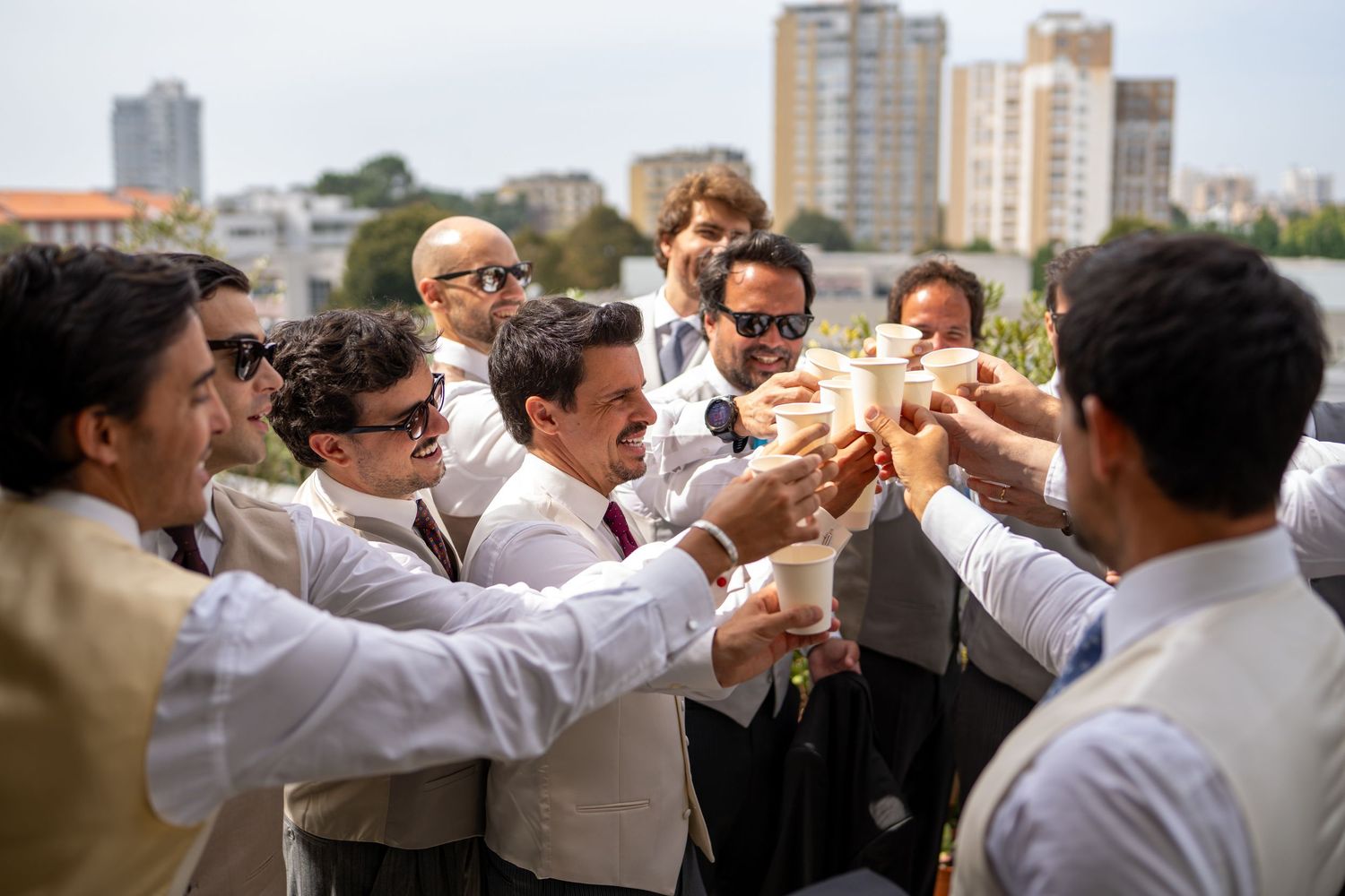 Convidados a brindar durante os preparativos  do casamento, no Porto, momento de celebração ao ar livre.