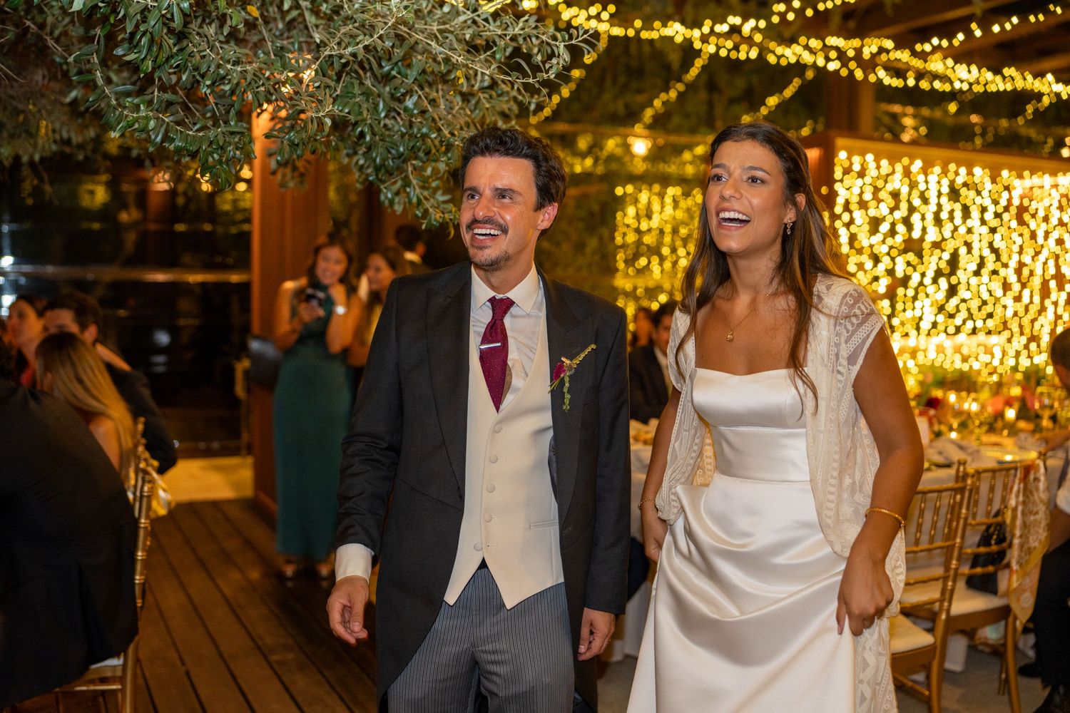 Entrada dos noivos na festa de casamento na Quinta Alferes de Castro, ambiente festivo com iluminação quente.