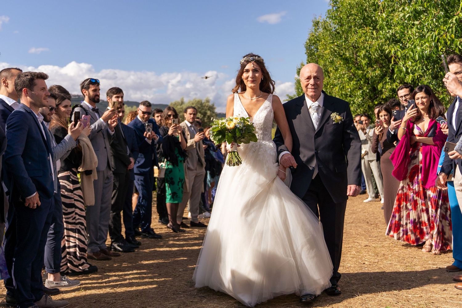 Entrada da noiva durante cerimónia nas vinhas da Quinta da Pacheca, no Douro, momento emocionante ao ar livre.