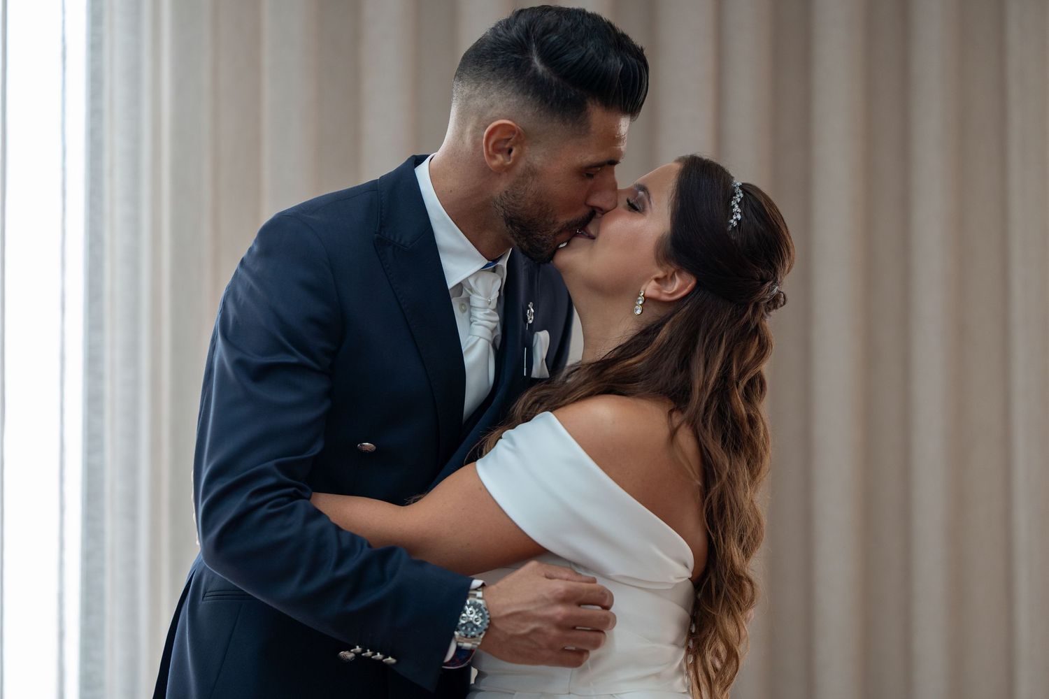 Beijo dos noivos durante casamento na Quinta da Lage, em Santo Tirso, retrato elegante e intimista