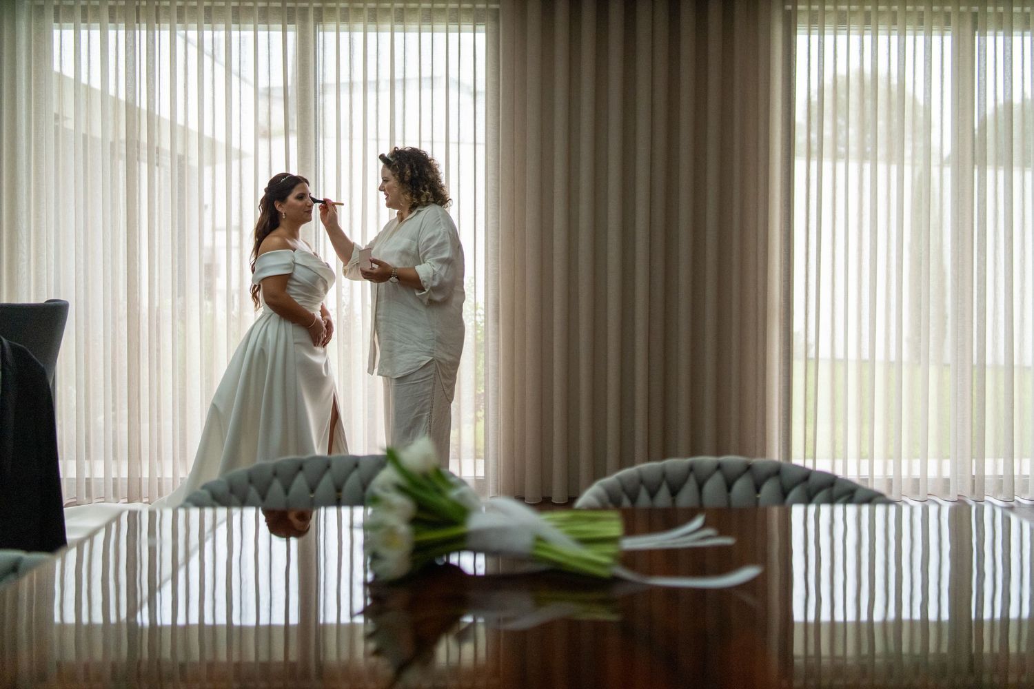 Noiva durante preparação do casamento, momento íntimo antes da cerimónia com luz natural suave.