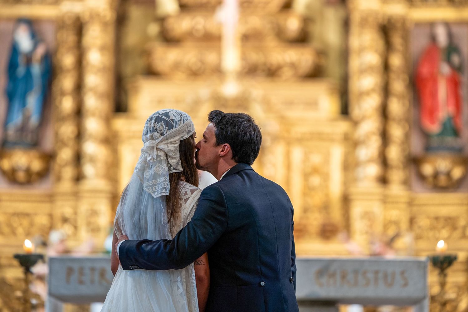 Beijo dos noivos durante cerimónia de casamento na Igreja Paroquial de Leça da Palmeira, momento simbólico e emotivo.”