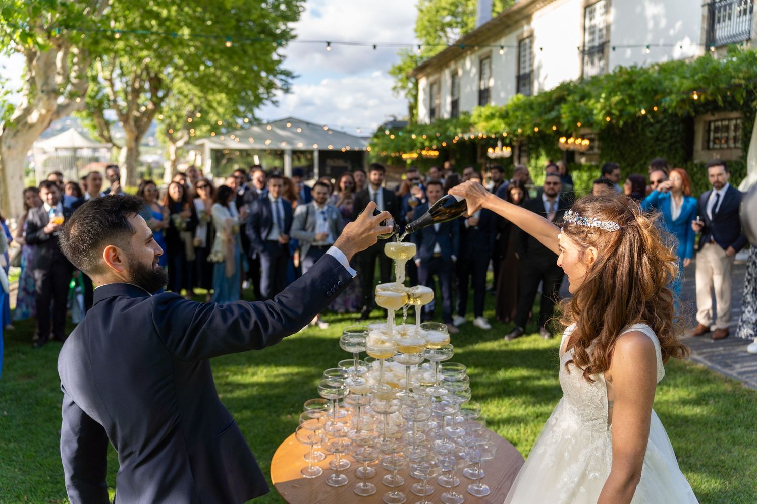 Corte de champanhe durante casamento na Quinta da Pacheca, no Douro, momento de celebração ao ar livre.