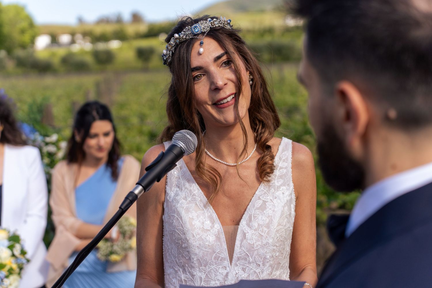 Noiva durante discurso na cerimónia de casamento na Quinta da Pacheca, no Douro, momento íntimo e emocionante