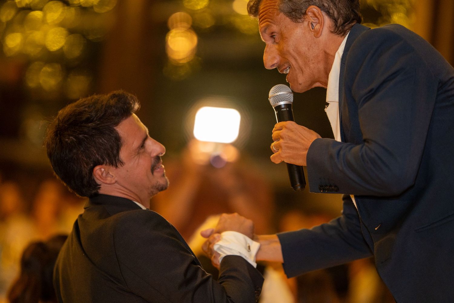 Momento emotivo durante Stand up comedy,  no casamento na Quinta Alferes de Castro, interação próxima entre convidados.
