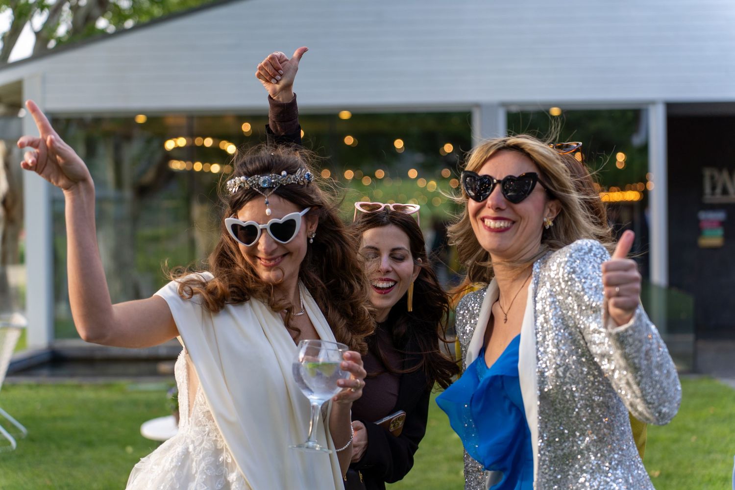Noiva com amigas durante cocktail de casamento na Quinta da Pacheca, Douro, ambiente descontraído ao ar livre