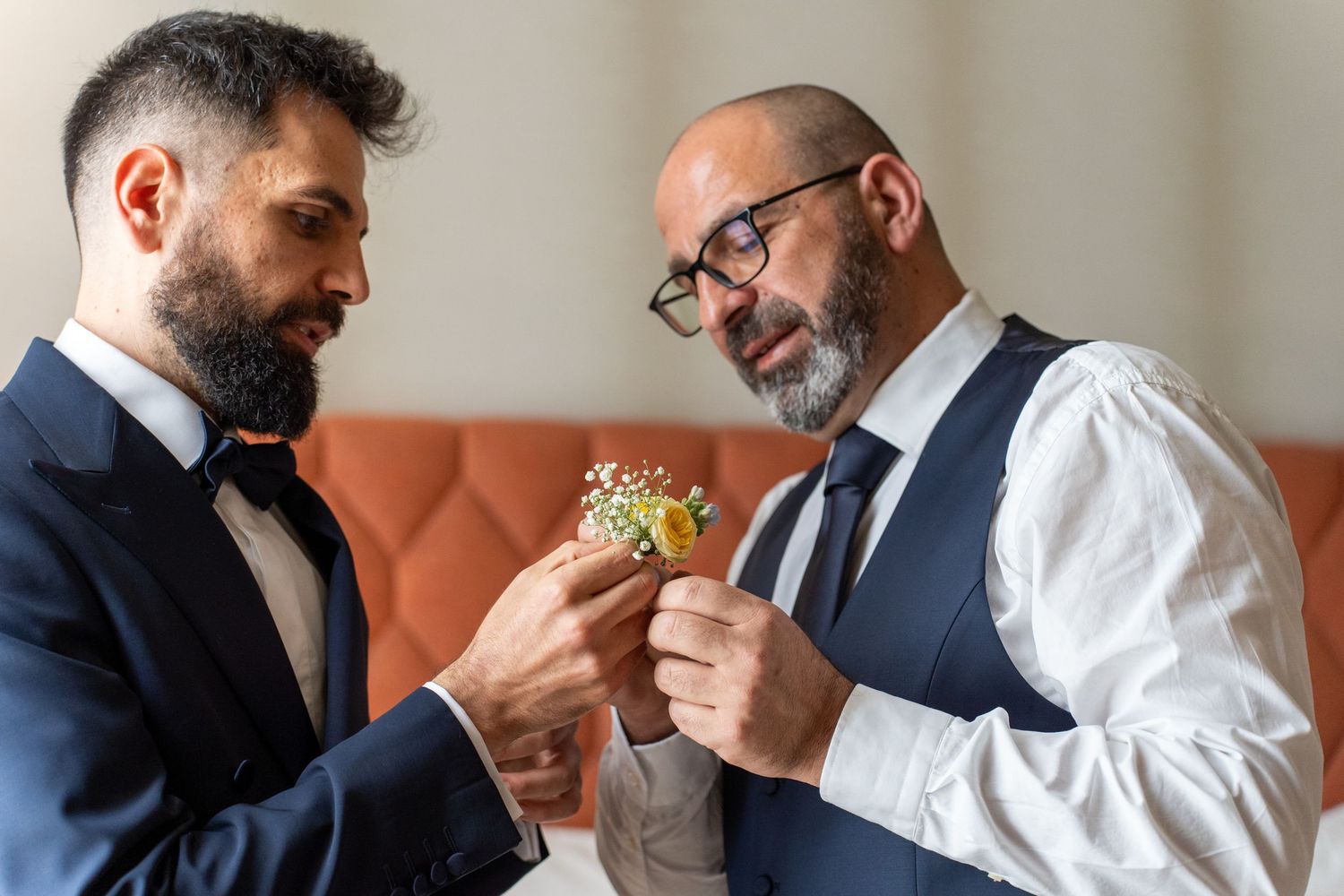 Detalhe do noivo durante preparação no hotel da Quinta da Pacheca, Douro, momento elegante antes do casamento.