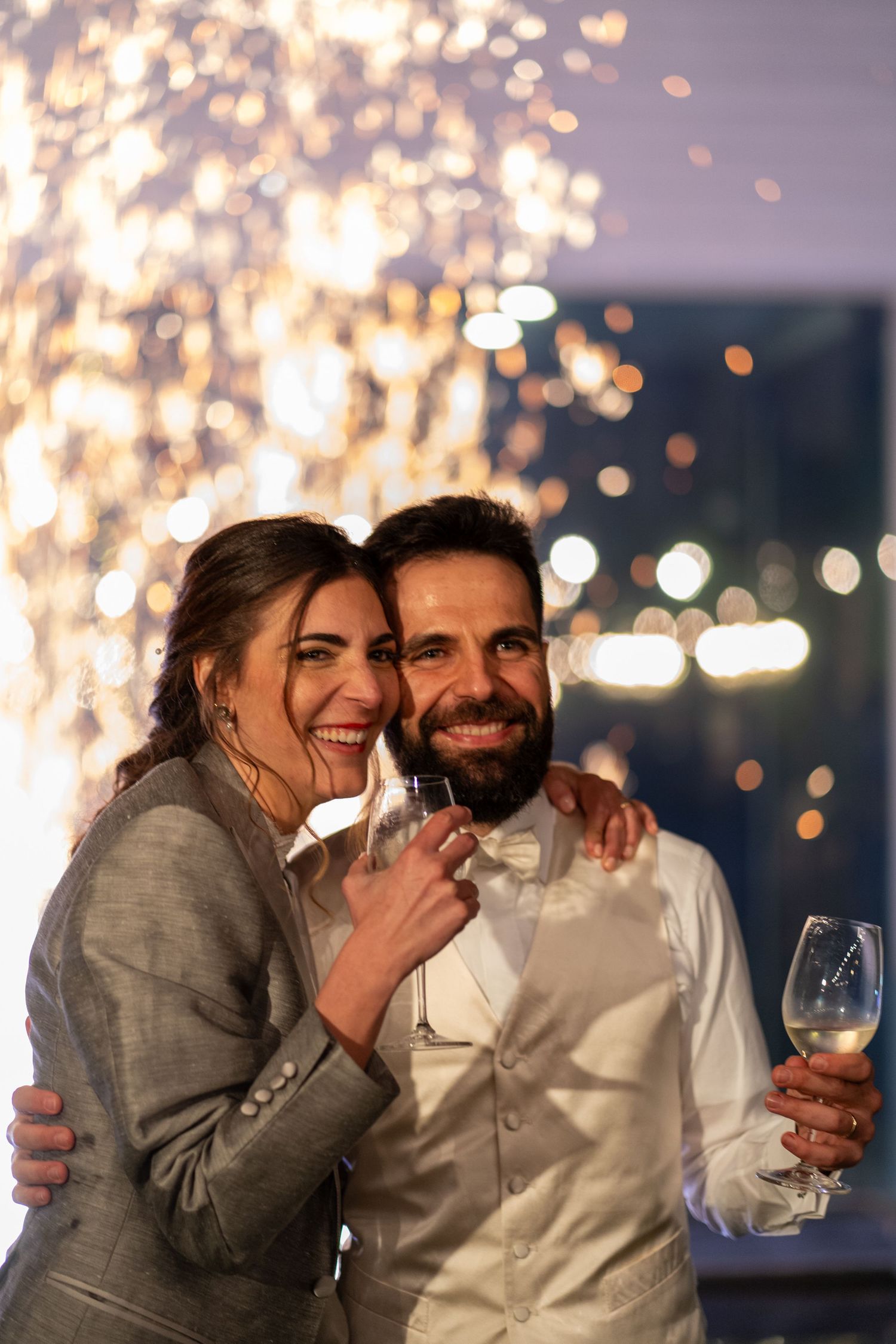Noivos durante momento de celebração na Quinta da Pacheca, no Douro, ambiente noturno com luzes e fogo de artifício