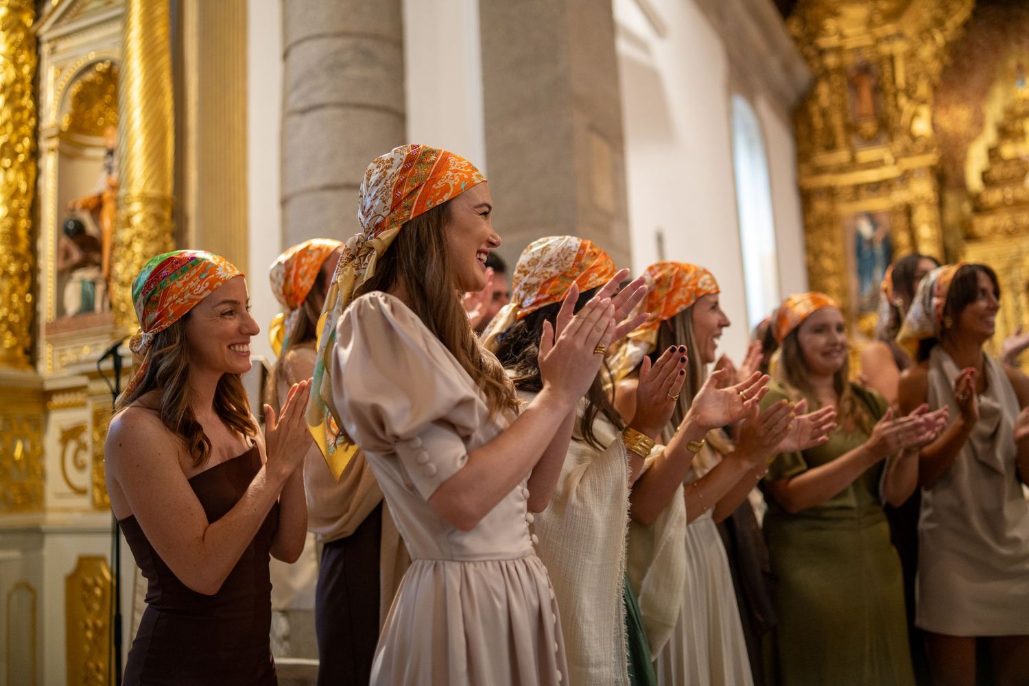 Convidadas a aplaudir durante cerimónia de casamento na Igreja Paroquial de Leça da Palmeira, momento de celebração.