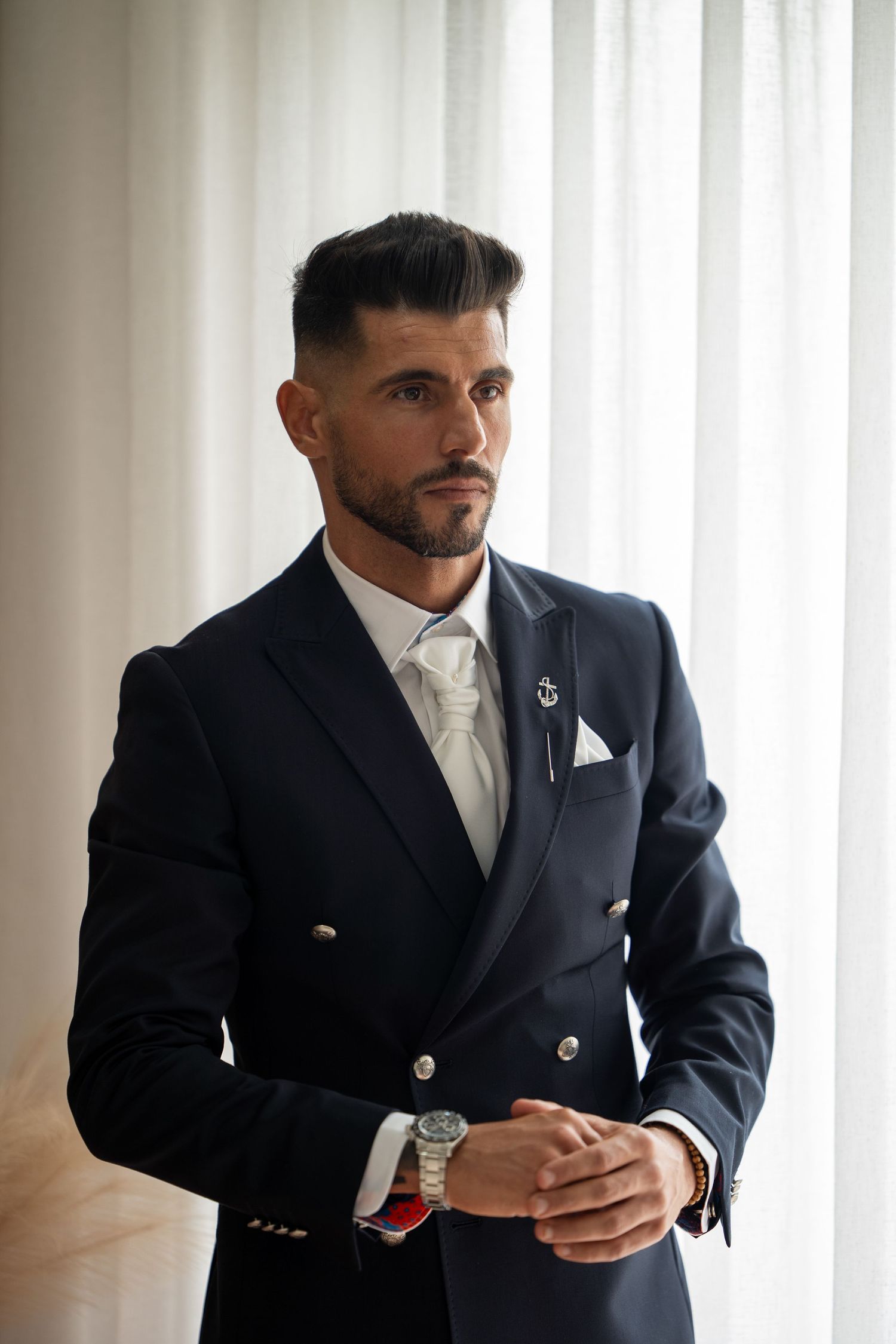 Retrato do noivo durante preparação do casamento, momento elegante antes da cerimónia