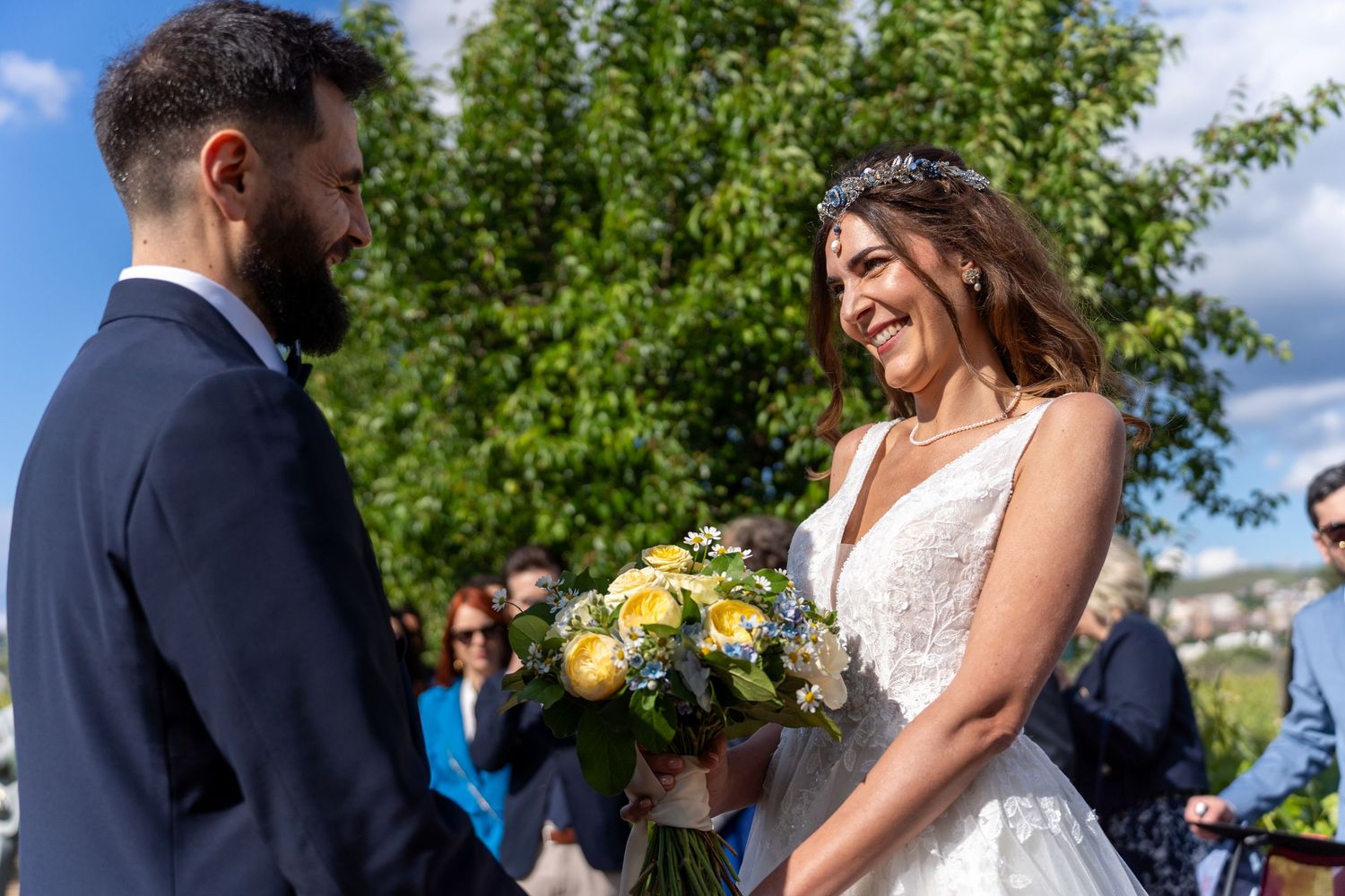 Noivos durante casamento na Quinta da Pacheca, Douro, momento de cumplicidade e emoção ao ar livre.