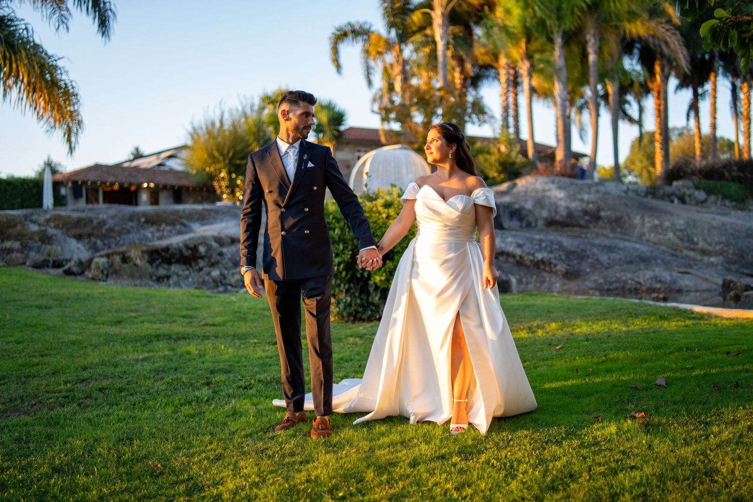 Noivos a caminhar nos jardins da Quinta da Lage, em Santo Tirso, momento tranquilo durante o casamento.
