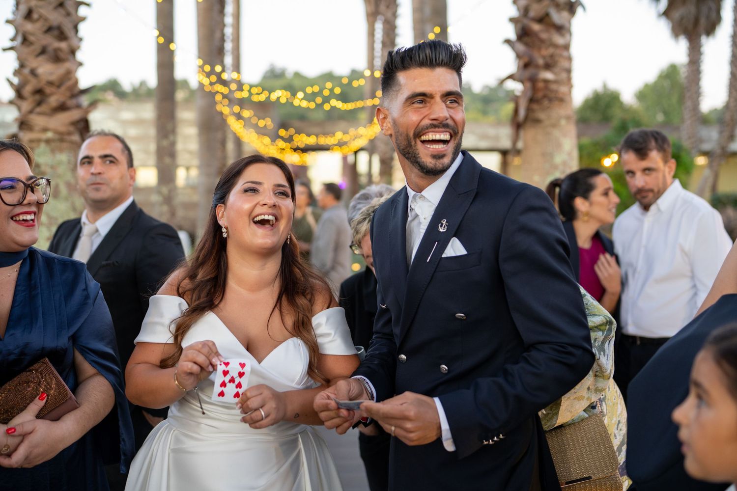 Noivos a celebrar com convidados durante casamento na Quinta da Lage, em Santo Tirso, momento descontraído e espontâneo.