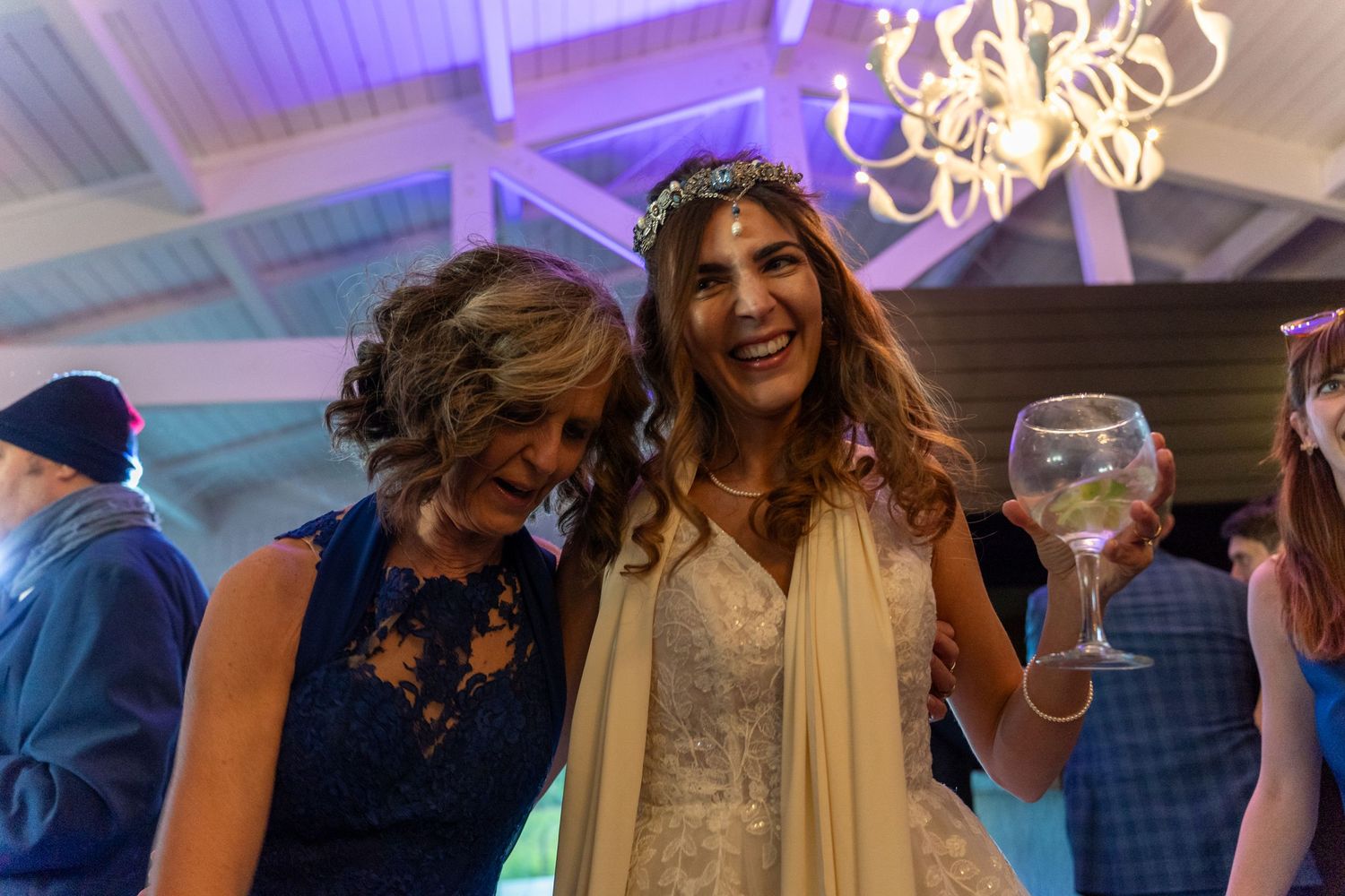 Momento espontâneo entre noiva e convidada durante casamento na Quinta da Pacheca, no Douro.