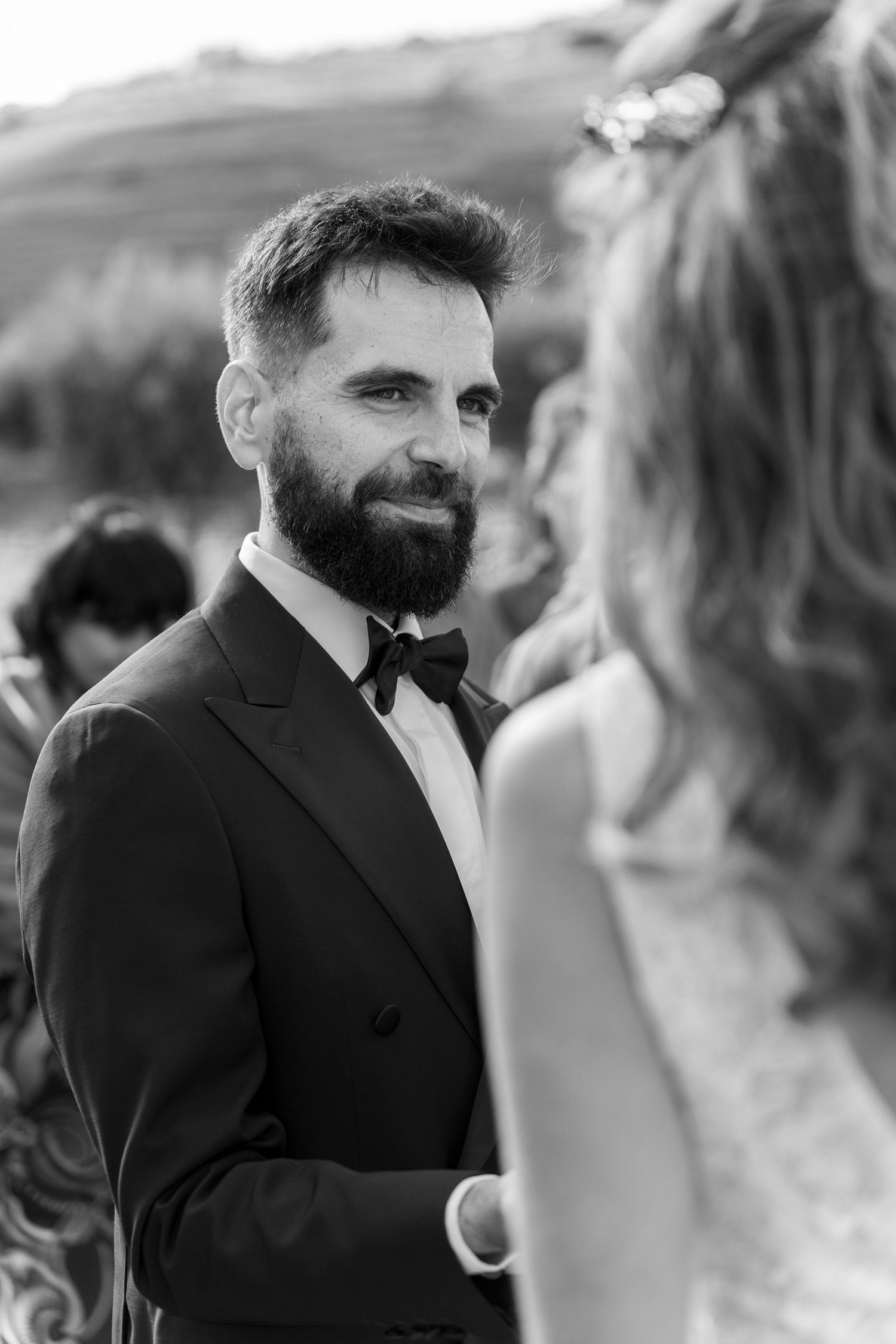 Retrato do noivo durante casamento na Quinta da Pacheca, no Douro, momento espontâneo entre convidados