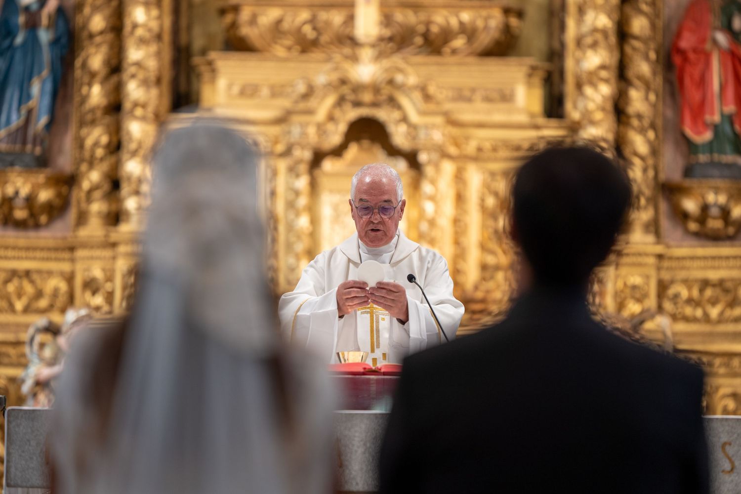 Cerimónia de casamento na Igreja Paroquial de Leça da Palmeira, momento solene com os noivos diante do altar.