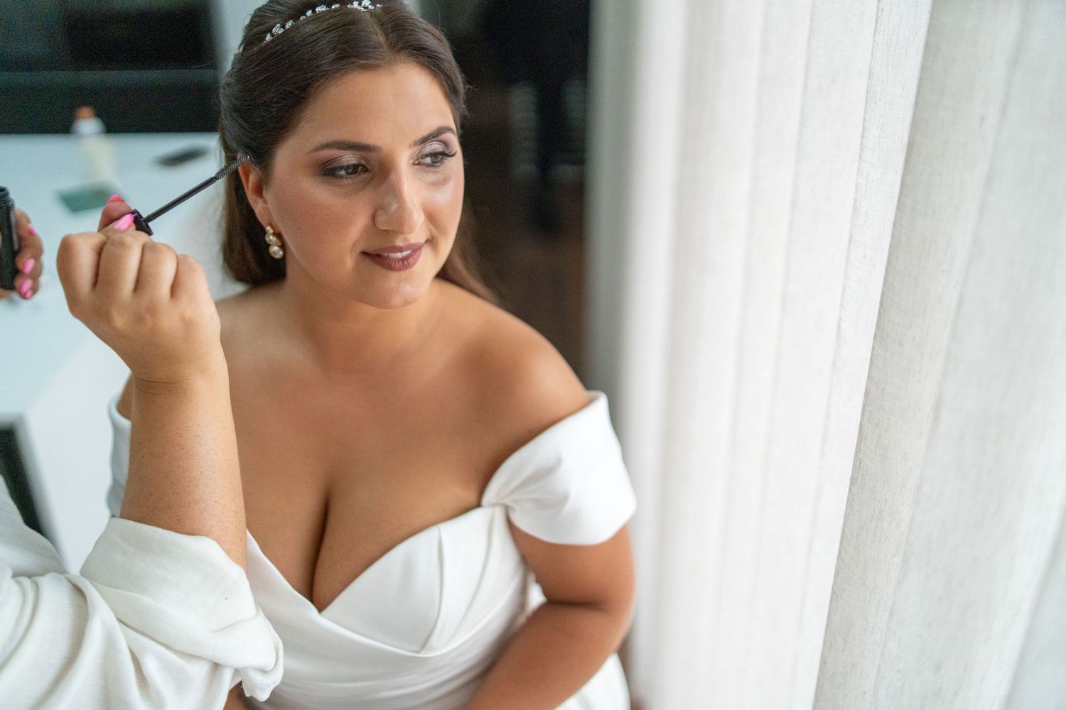 Noiva durante maquilhagem na preparação do casamento, detalhe elegante antes da cerimónia