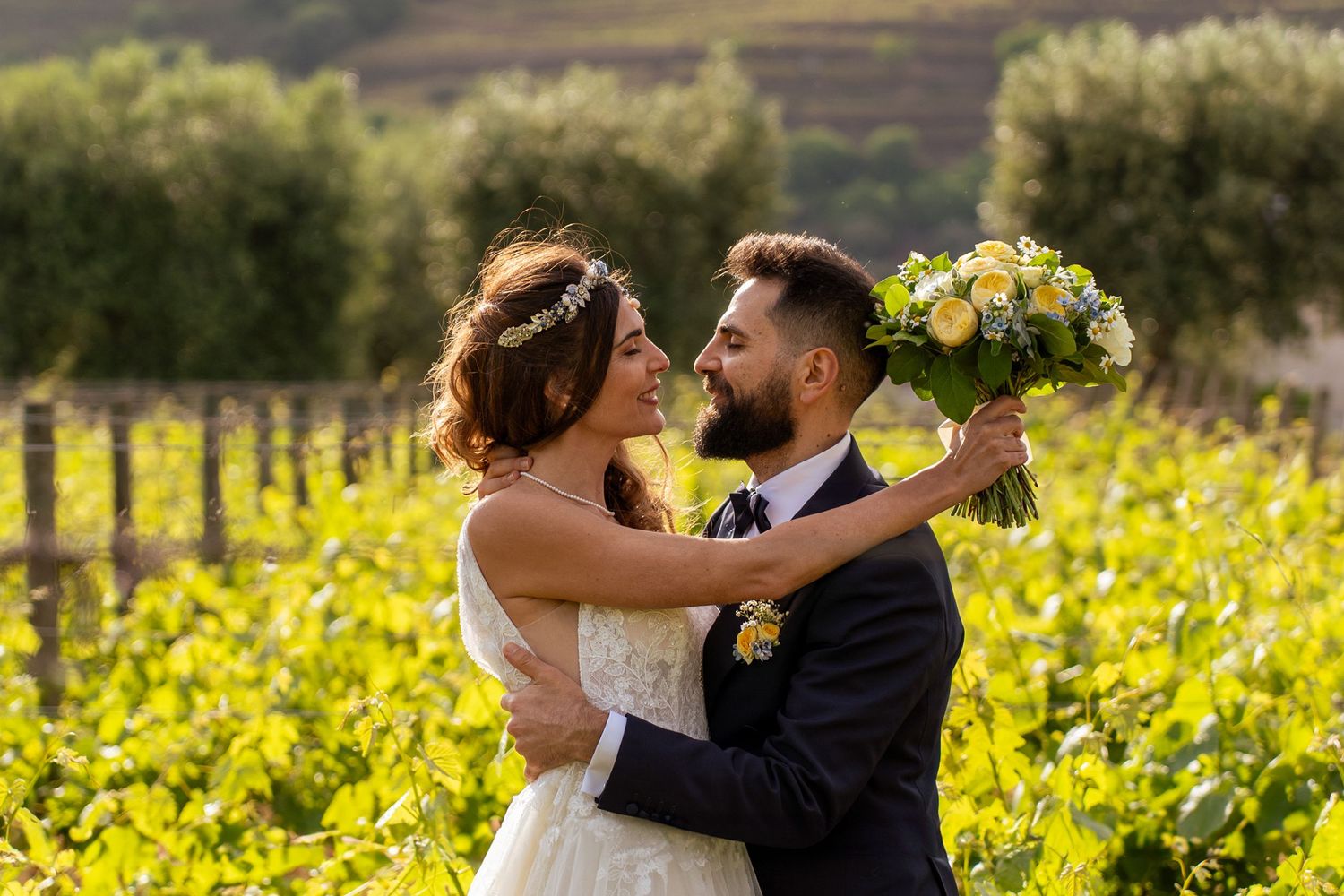 Noivos nas vinhas da Quinta da Pacheca, Douro, momento romântico em cenário natural.