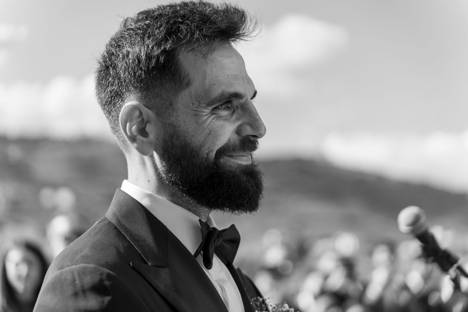Retrato do noivo em momento emotivo, fotografia de casamento natural e intemporal em Portugal