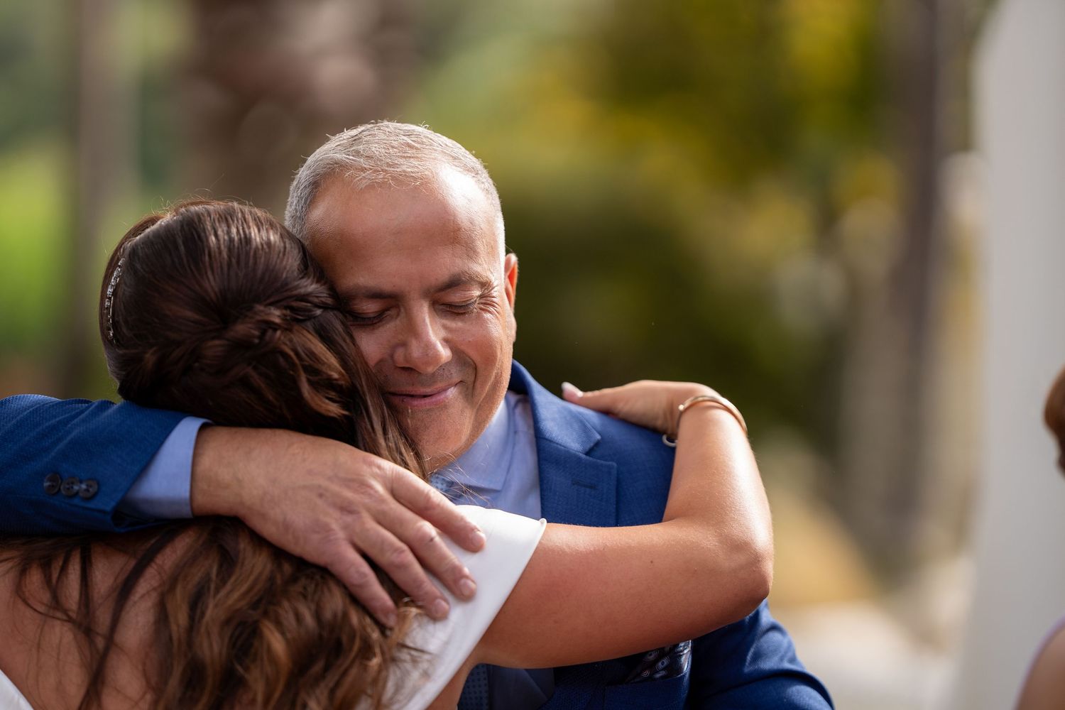Abraço emotivo entre familiares durante casamento na Quinta da Lage, Santo Tirso, momento de carinho e proximidade.
