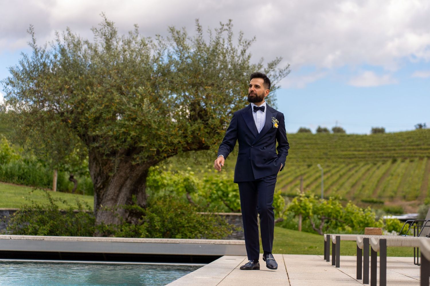 Noivo com vista sobre as vinhas da Quinta da Pacheca, no Douro, cenário natural durante o casamento.