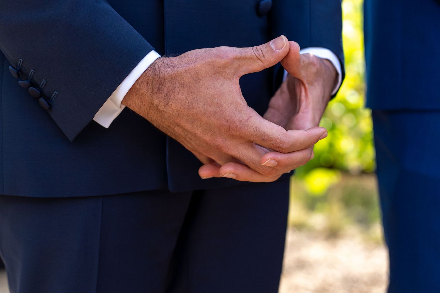 Detalhe das mãos do noivo durante casamento na Quinta da Pacheca, no Douro, momento de expectativa antes da cerimónia