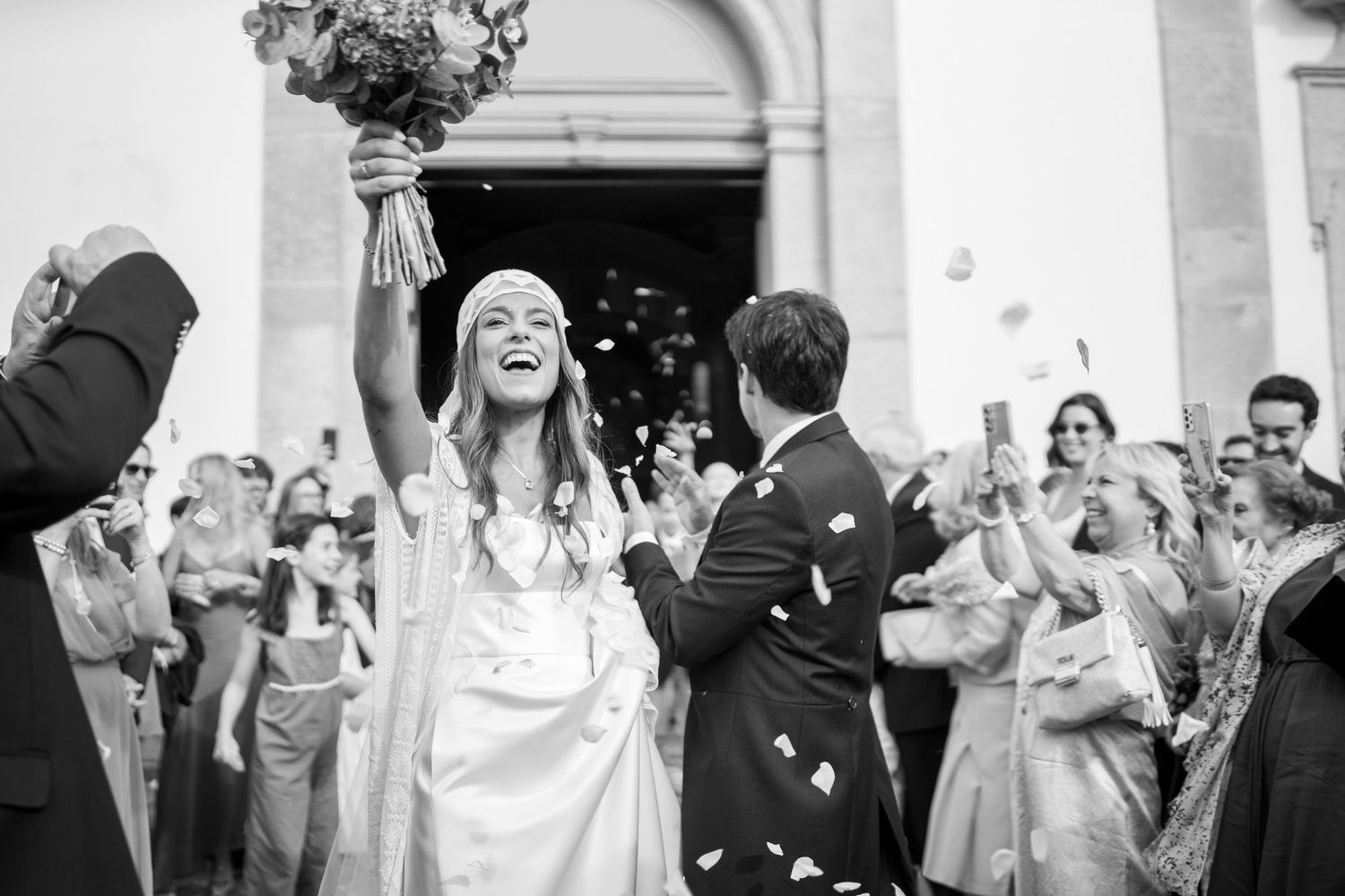 Saída dos noivos da Igreja Paroquial de Leça da Palmeira, momento de celebração com convidados.