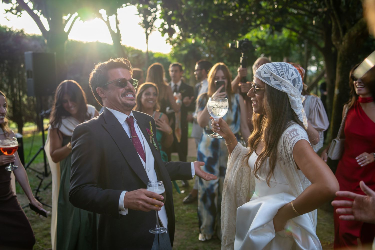 Noivos durante cocktail ao ar livre na Quinta Alferes de Castro, ambiente descontraído entre convidados