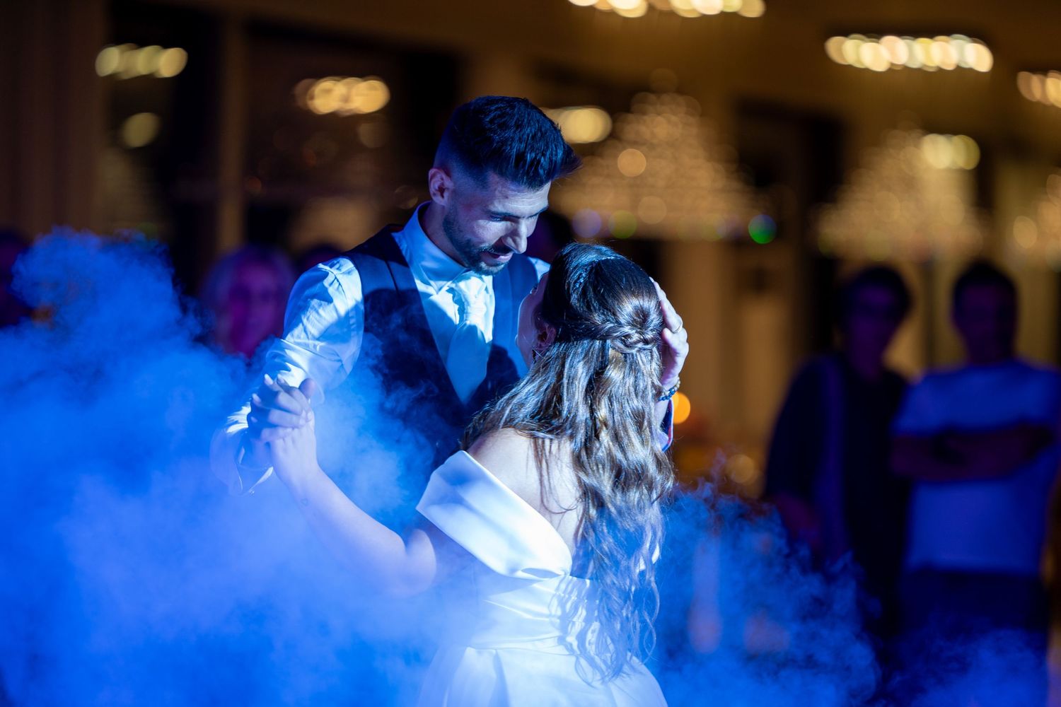 Noivos a dançar durante festa de casamento na Quinta da Lage, em Santo Tirso, ambiente festivo com iluminação de pista.