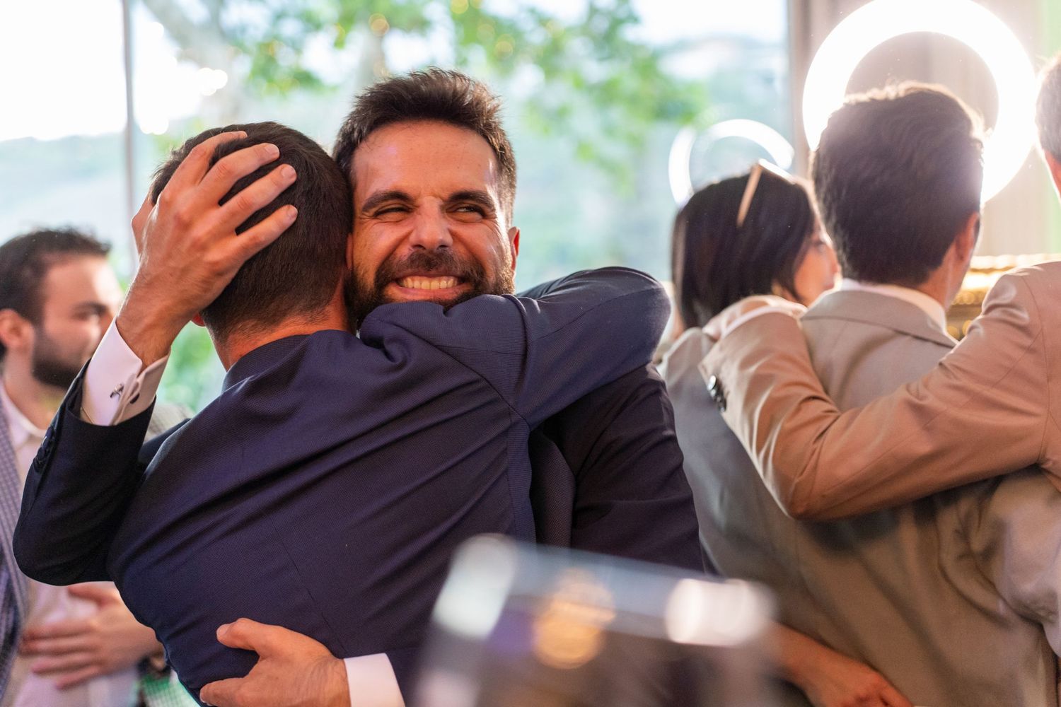 Abraço entre noivo e convidados durante casamento na Quinta da Pacheca, no Douro, momento de emoção e celebração