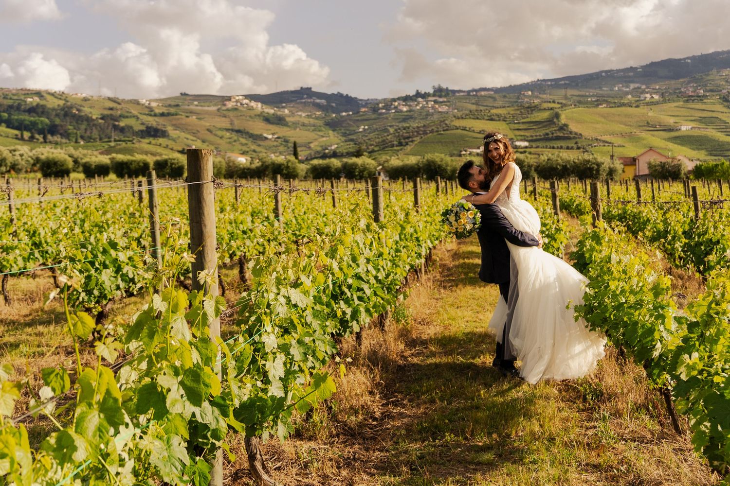 Noivos nas vinhas do Douro com paisagem panorâmica, casamento na Quinta da Pacheca.
