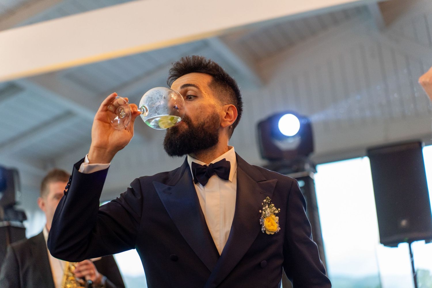 Noivo durante festa de casamento na Quinta da Pacheca, no Douro, momento descontraído na pista.