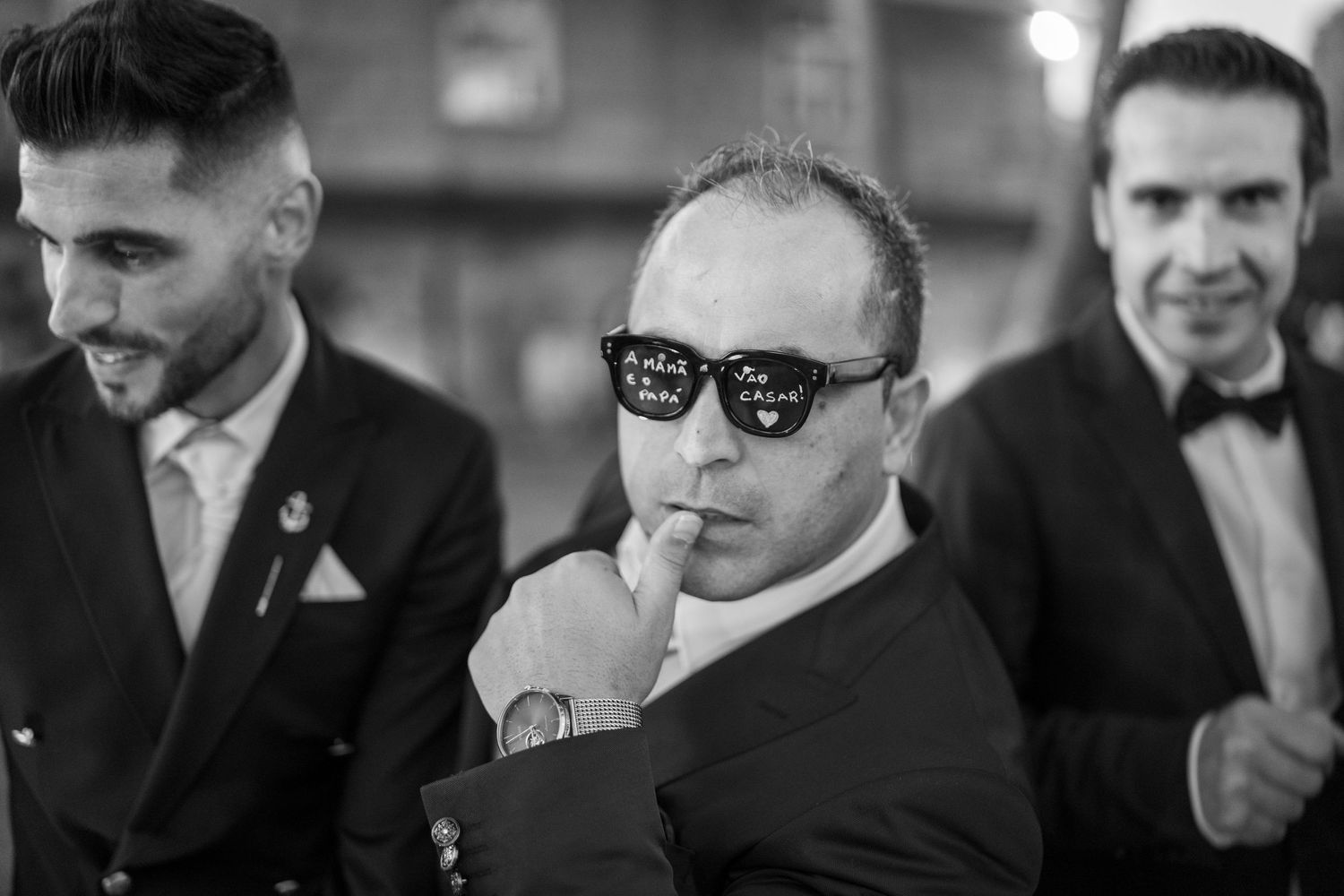 Convidados durante casamento na Quinta da Lage, em Santo Tirso, retrato espontâneo a preto e branco com atitude.