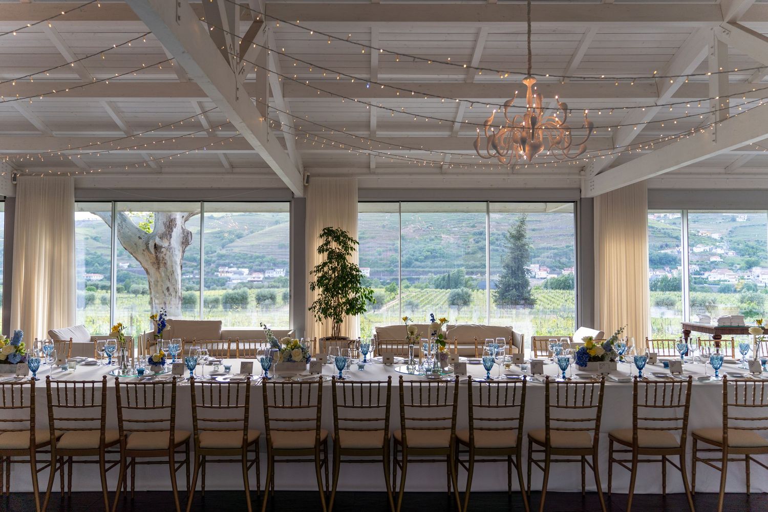 Vista da sala de casamento na Quinta da Pacheca, no Douro, com luz natural e paisagem envolvente