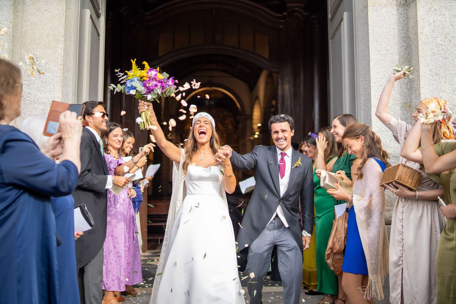 Saída dos noivos da Igreja Paroquial de Leça da Palmeira, momento de celebração com convidados à porta da igreja.