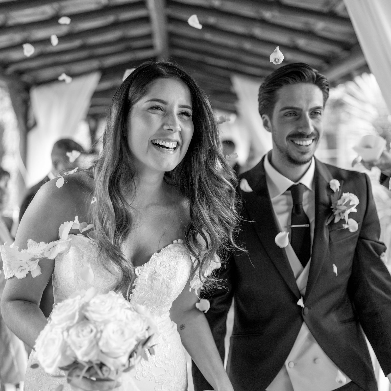 Noivos felizes após a cerimónia, momento espontâneo e autêntico de casamento em Portugal.