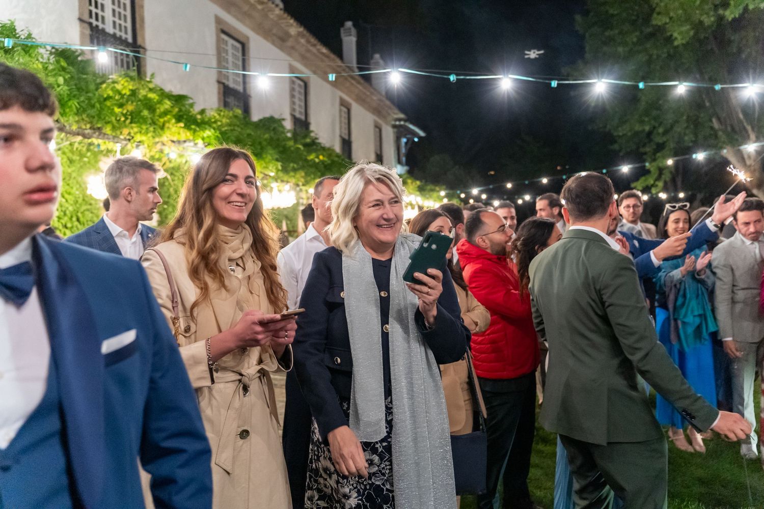 Convidados durante cocktail de casamento na Quinta da Pacheca, no Douro, ambiente descontraído entre amigos e família