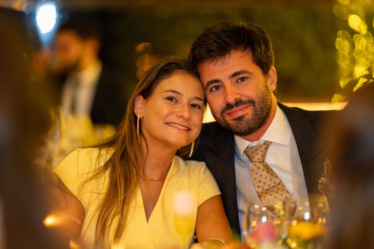 Convidados dos noivos durante jantar de casamento na Quinta Alferes de Castro, momento íntimo e descontraído.